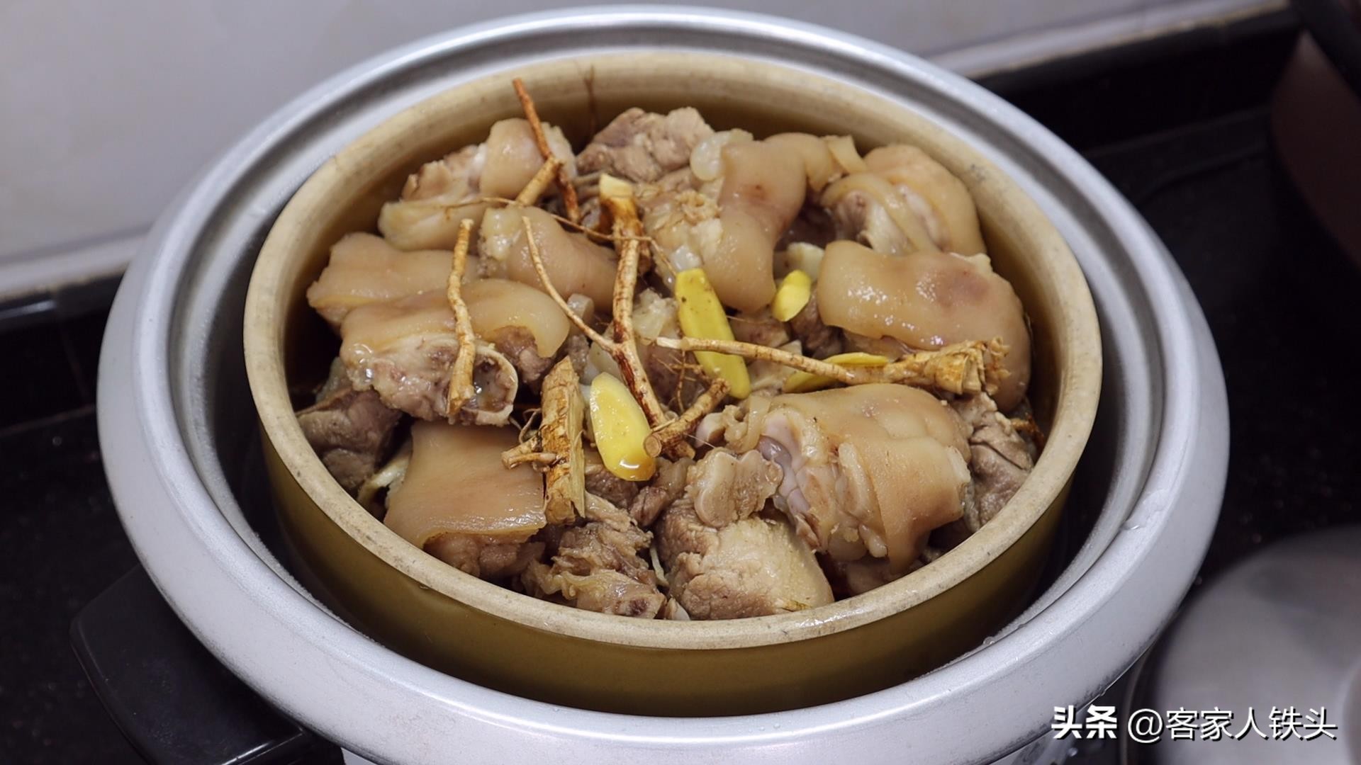 客家干鱿鱼焖猪脚,客家干蒸猪脚