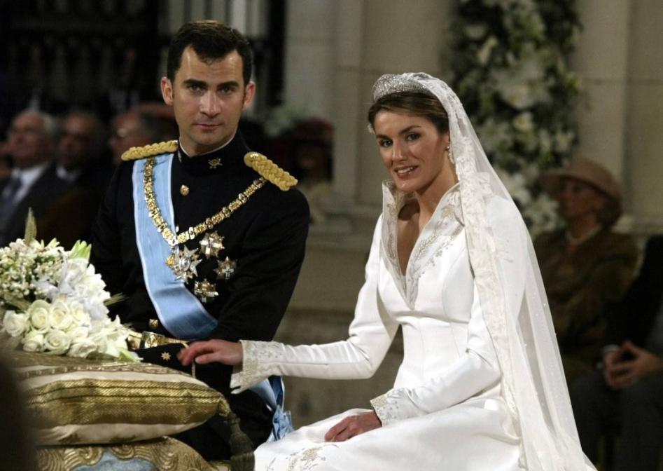 法国前第一夫人：13年前和莱蒂齐亚同框，超模身材输给完美腰臀比