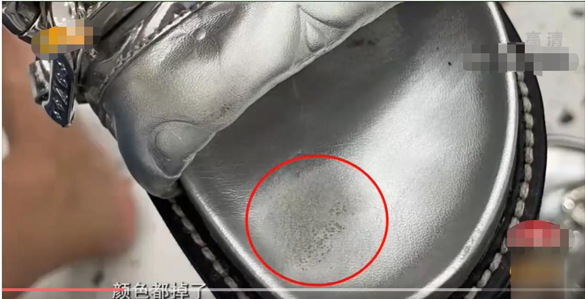 女子吐槽lv拖鞋一周掉色,女子花8500买lv拖鞋