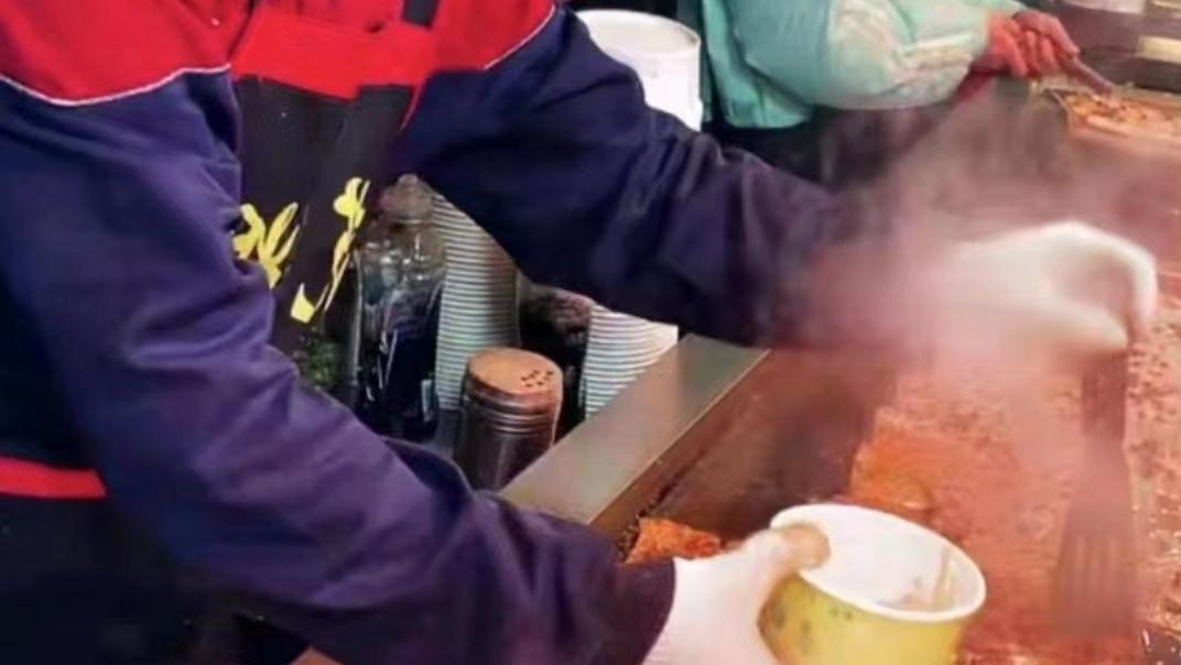 义乌90后夫妻摆摊一天收入9000,浙江义乌95后夫妻摆地摊日入9000