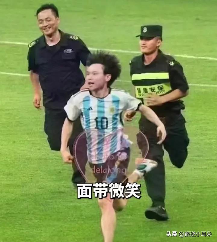 这是谁家的显眼包啊？这么可爱