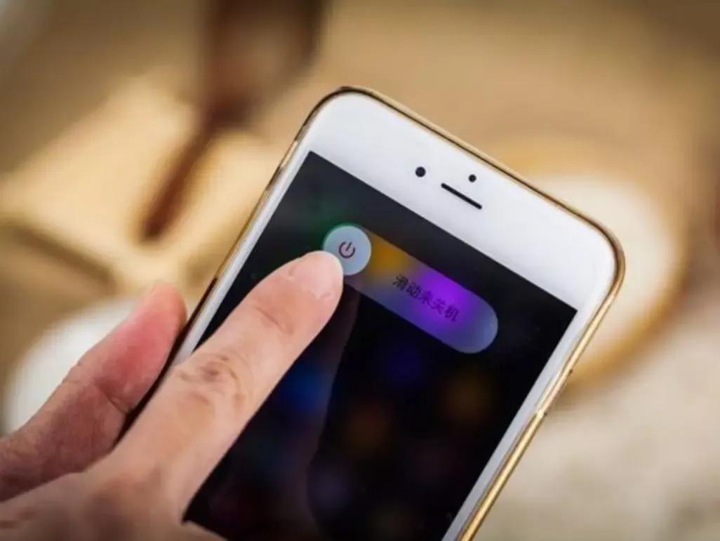 手机卡顿和关机有什么区别,手机卡顿自动重启怎么回事