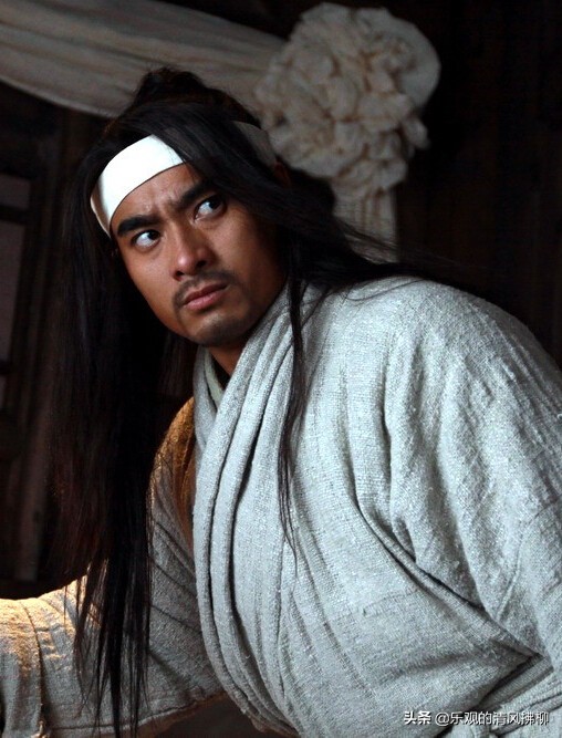 2011版水浒传和98版剧情怎么不一样,水浒传98版老版拍得好吗