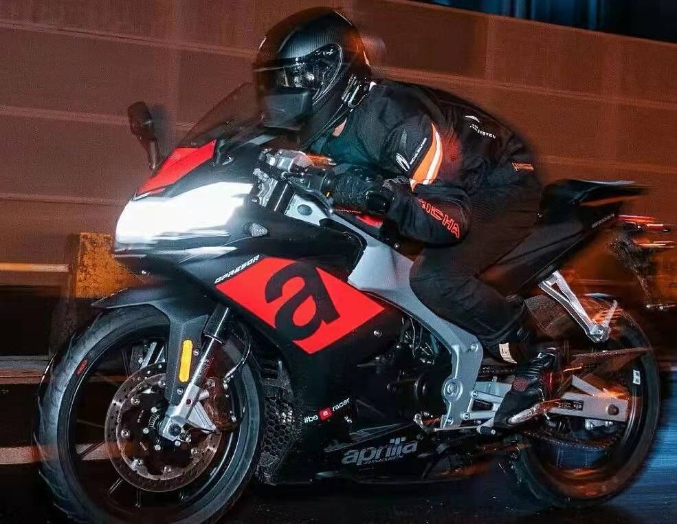 宗申阿普利亚gpr250r对比春风250sr,宗申阿普利亚gpr250r和无极300rr