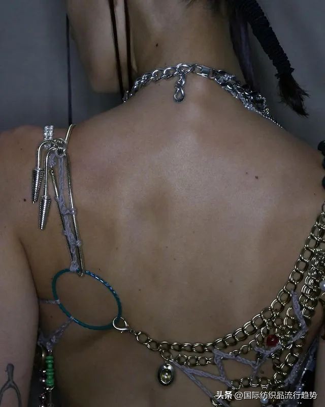 现实中的皇帝的新装,皇帝的新装设计