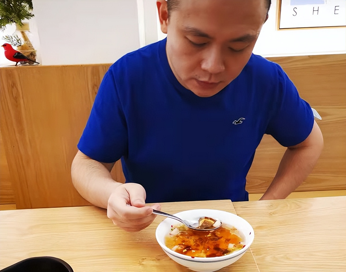 我，80后重庆人，到马来西亚开火锅店爆火，当地人吃免费蘸料上瘾