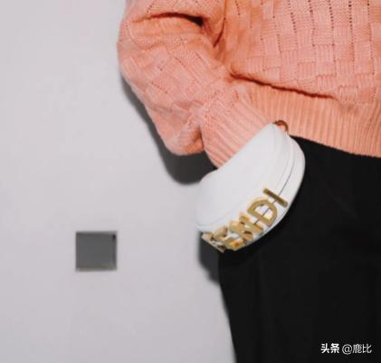 法棍包接班人？Fendi全新出的这款腋下包到底怎么样？