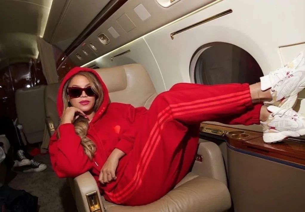 花五亿买了私人飞机后，名人都用它干什么了？