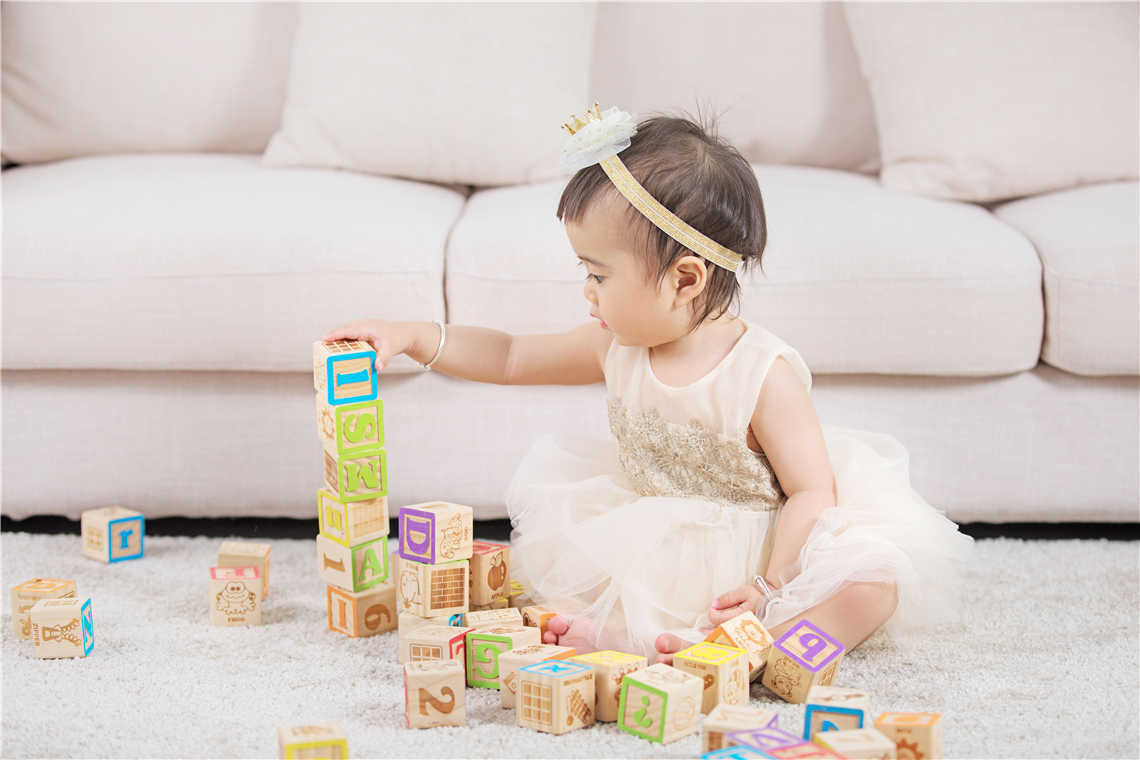 宝宝从50cm处摔下如何判断没事,宝宝从桌上摔下来要注意什么