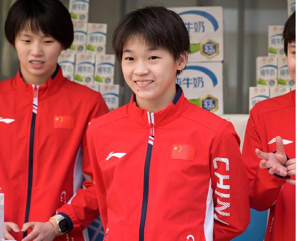 16岁的全红婵身高猛增发育成熟，穿运动内衣秀腹肌，自律终会强大