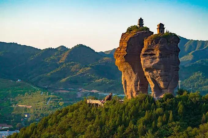 承德巨大岩石千年古塔,河北承德巨石上悬立两座古庙