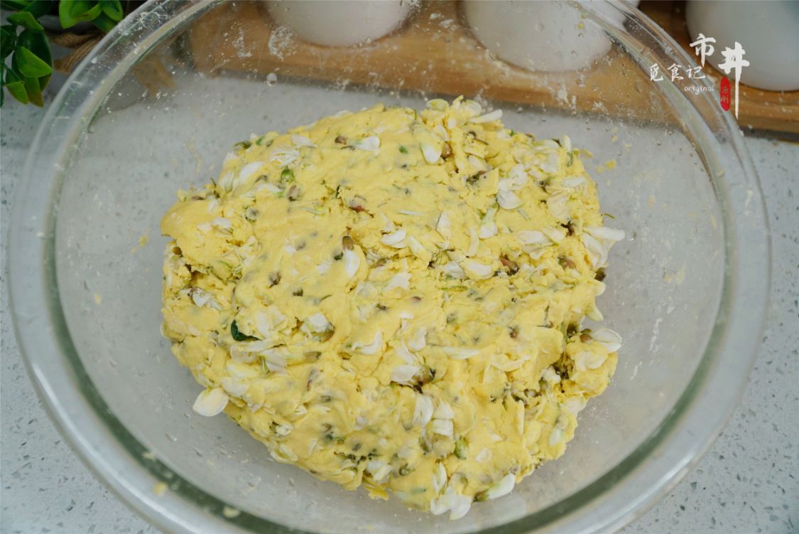 紫色的槐花和白色的槐花是一样吗,粉白色槐花是什么