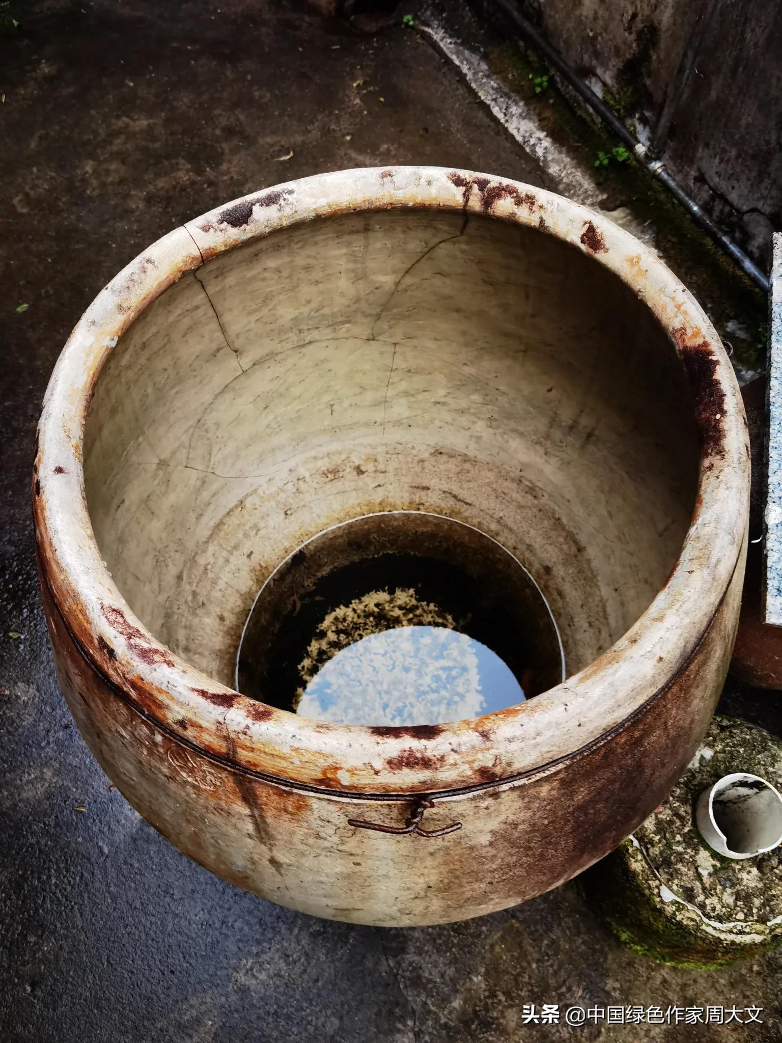 龙岩大和村的一个老补缸，告诉我们补漏是师傅，补缸是补漏的师傅