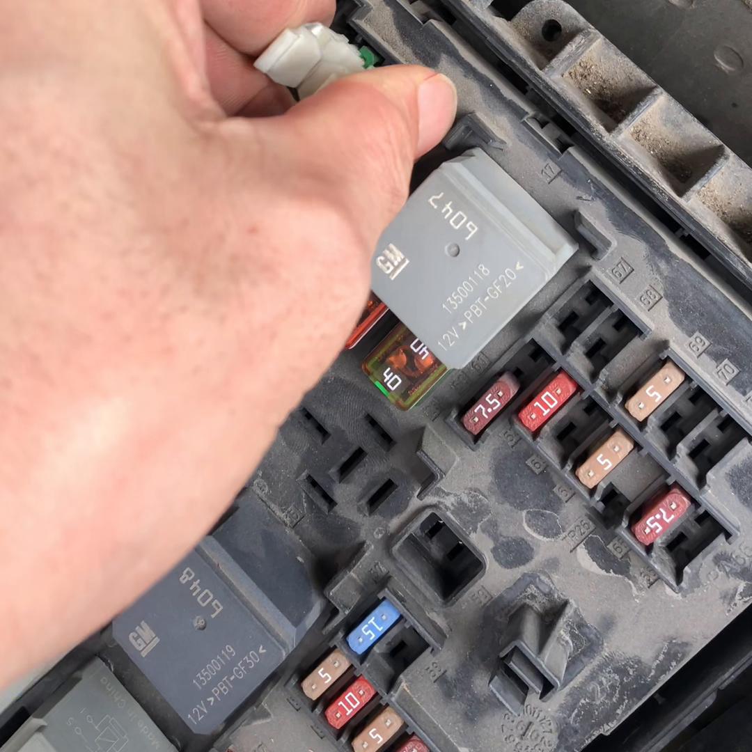 汽车大灯开关怎么修复,汽车大灯关不掉修需要多少钱