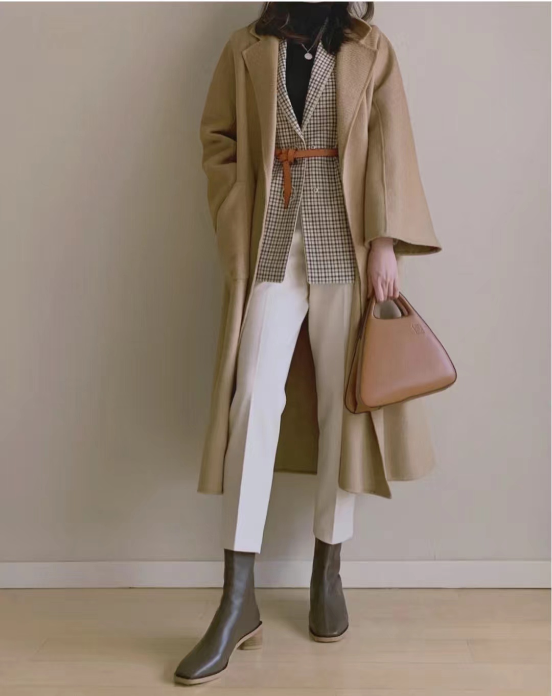 驼色大衣打底配什么颜色显高级,怎样选驼色大衣高级