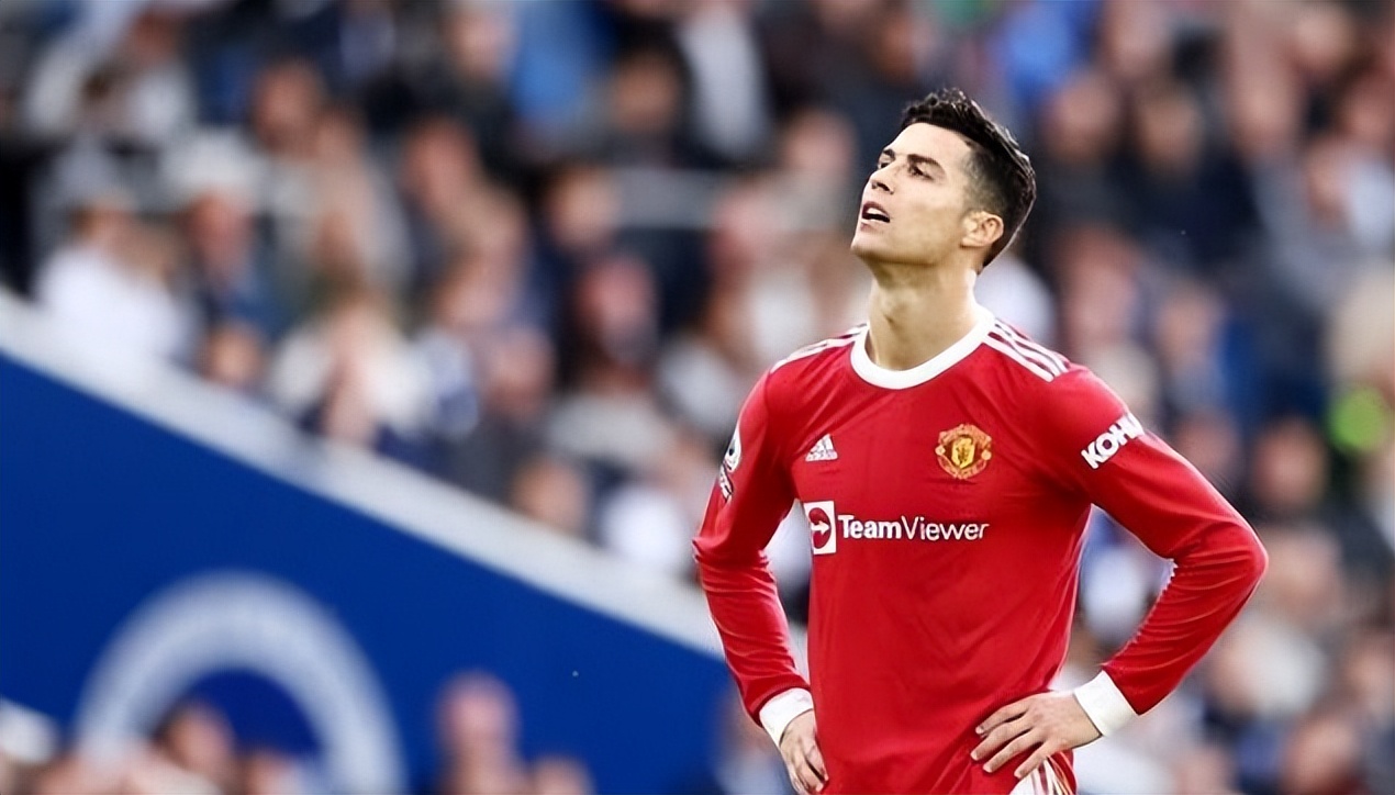 曼联2-1逆转曼城哈兰德被挡,曼联0比5惨败c罗赛后低头的照片