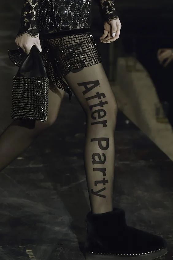 谁说丝袜只能配长靴,谁说丝袜不能配匡威的