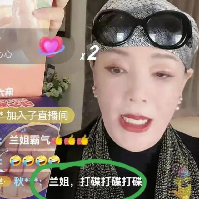 文文直播边跳边卖货，7000粉丝狂送礼！做直播，她比张兰有料