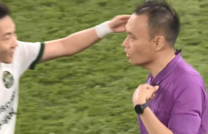 中超裁判被打得最惨的一次,中超球员因打裁判被禁赛一年