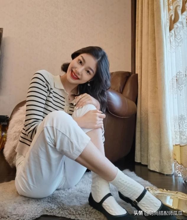 40岁女人无论穿裙子还是裤子,四五十岁的女人穿什么样的鞋子