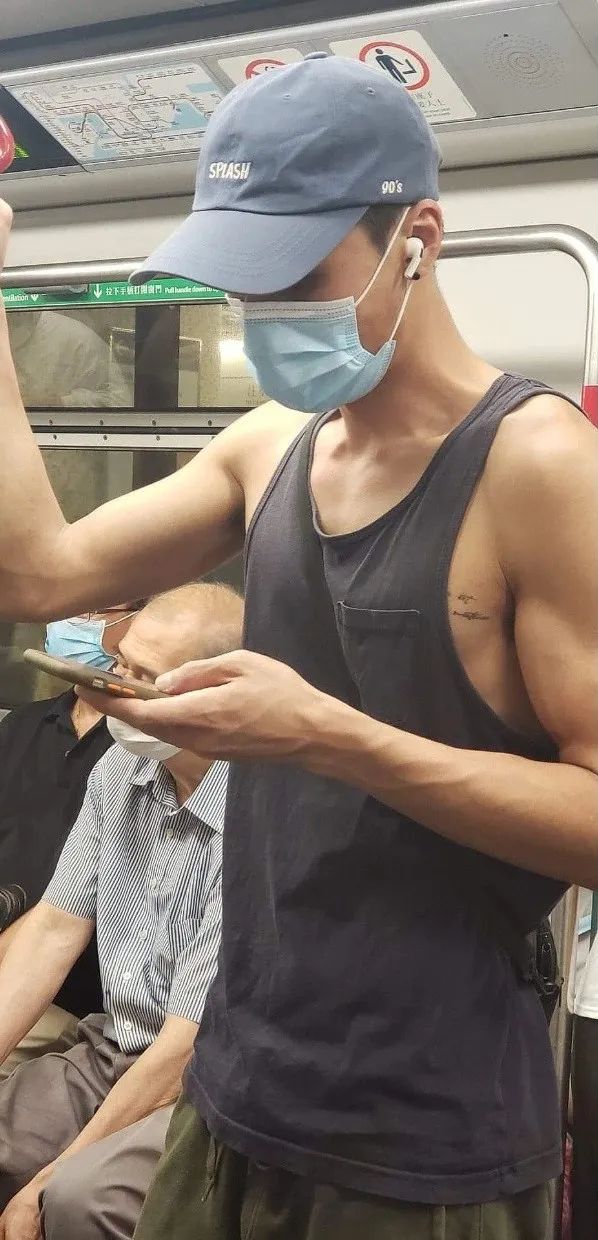 网友拍到穿校服高中生和青春擦肩,网友地铁上拍下的一幕