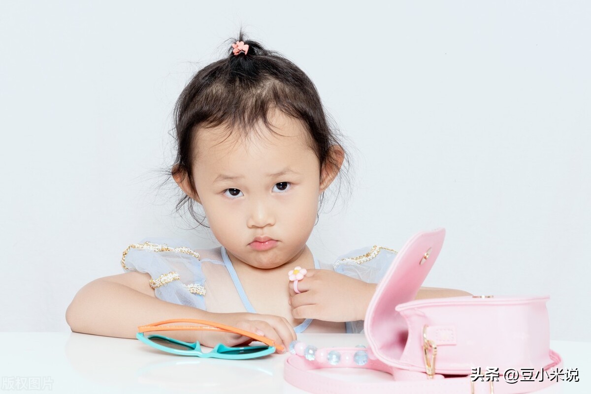 3岁孩子发脾气摔东西怎么教育,脾气大动不动就摔东西