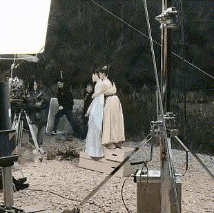 剧组为了省钱请大学生当群演,剧组节约成本演员不够跑龙套