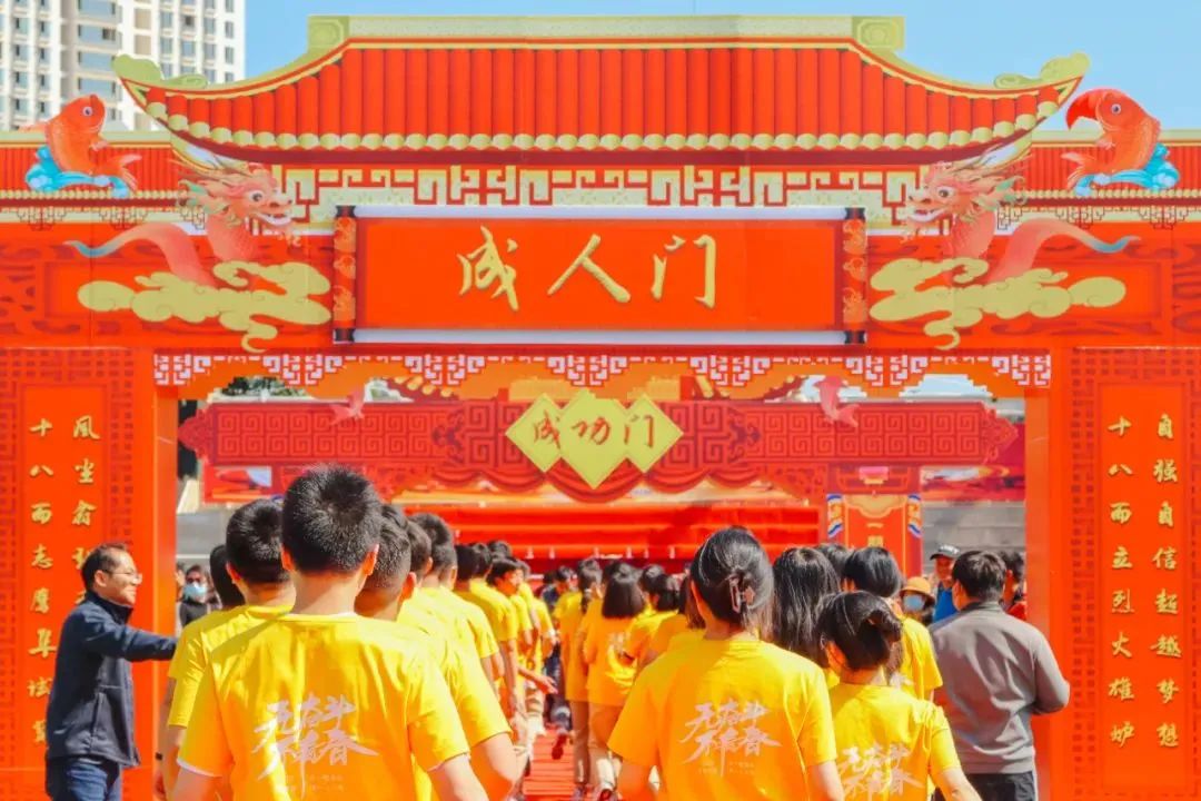 开学季校园展示打卡,开学啦冰墩墩小学生积极向上图片