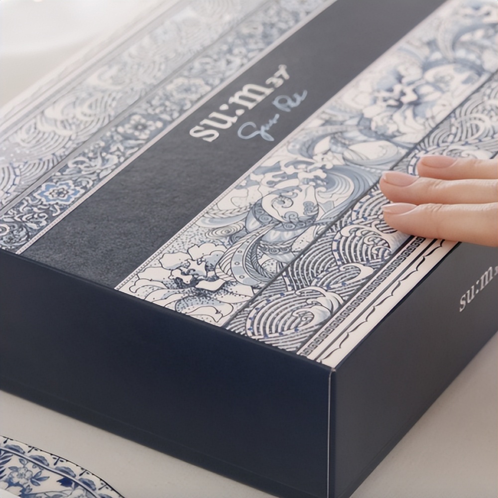 苏秘37°重磅携手高定设计师郭培，跨界打造「高定肌」联名系列