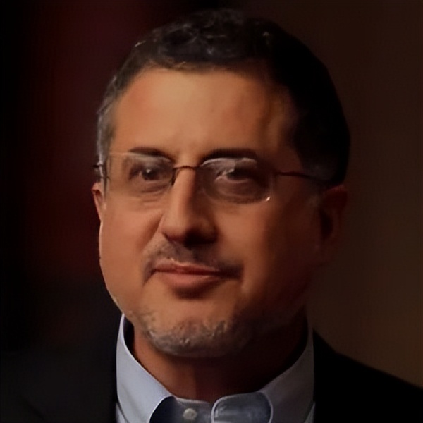 注意看，这个手拿魔方的男人，揭露美国最大*听窃**丑闻