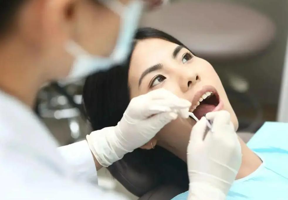 拔完牙五天嘴里臭臭的血腥味,拔完牙后吞咽口水臭臭的