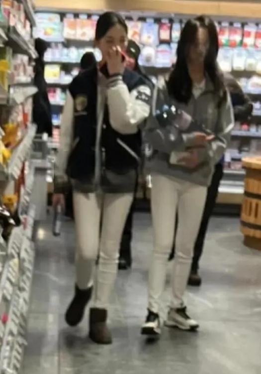 李嫣和闺蜜一起逛街,李嫣跟闺蜜逛街