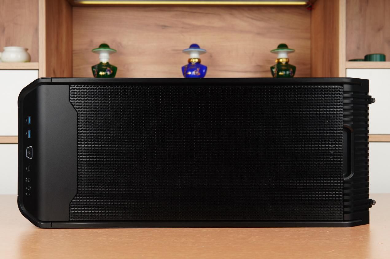 可以装多个硬盘的主机箱,带可插拔硬盘盒的主机