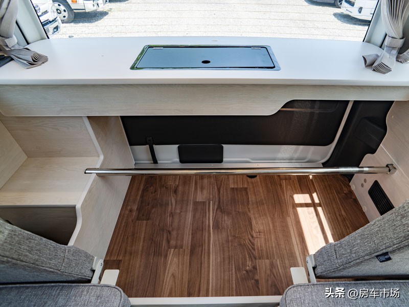 低顶丰田海狮房车布局,丰田海狮9座改装房车可做饭洗澡