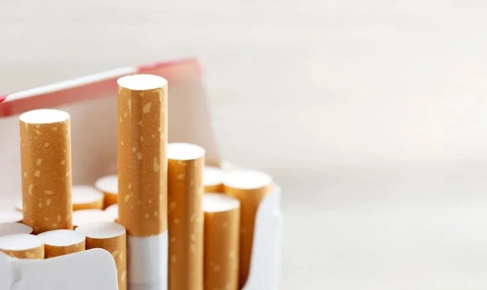 法在身边|华龙：无证卖真烟，违法坠深渊的背后