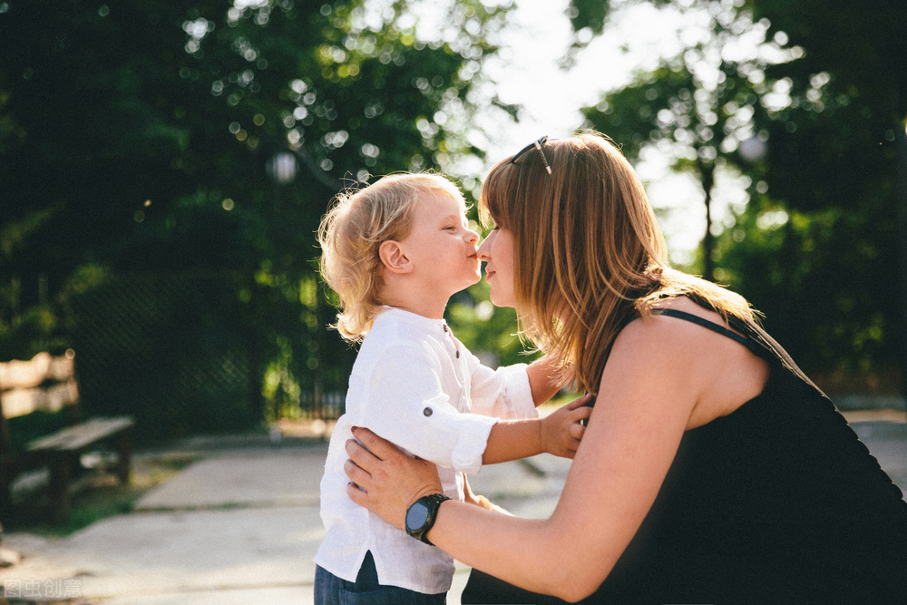 注意这五类人别随便亲孩子,亲孩子的危害再疼也不能亲
