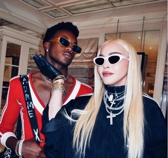 麦当娜戴粉色墨镜亮相,麦当娜穿粉色裙