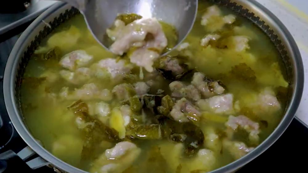 四川名菜酸菜滑肉汤教程,酸菜滑肉汤的做法王刚