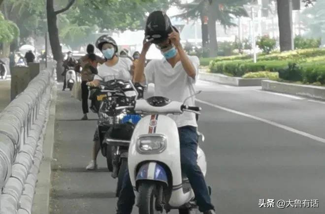 电动车到底应不应该戴头盔,骑电动车戴头盔真的有保障吗
