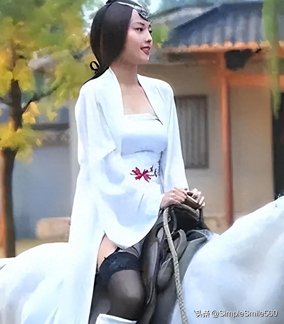 露裤衩引尼姑注意，猪脑导演画风独特！