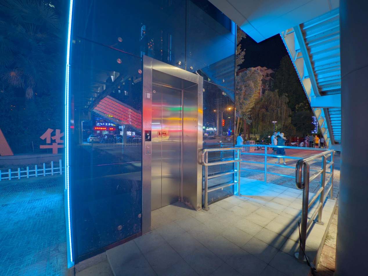 有内味了!咸阳这座“赛博朋克”天桥正式通行