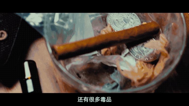 为了拍出这部荒谬的纪录片，他们陪着通缉犯一起逃亡