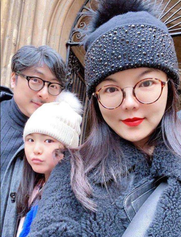 王诗龄李湘王岳伦头等舱,李湘王诗龄机场