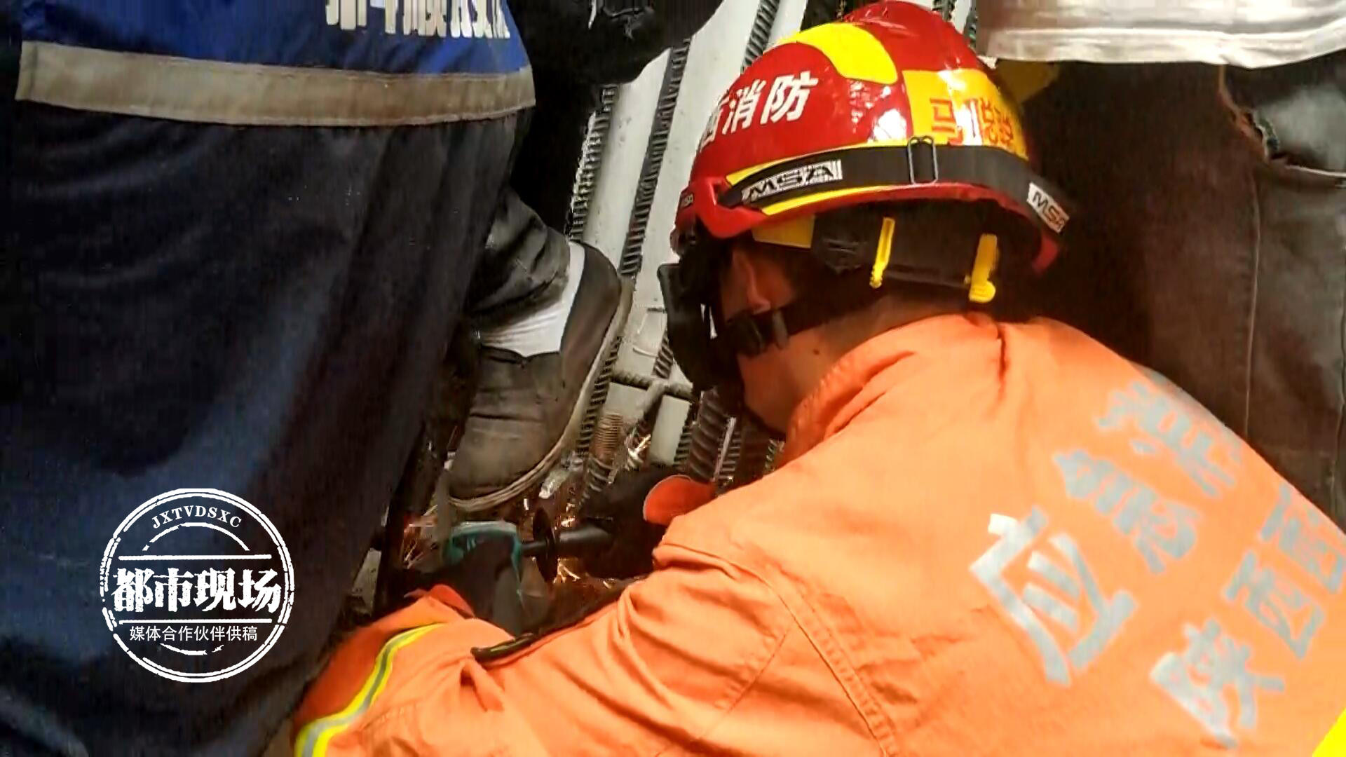 男子高空坠落钢筋贯穿颈部,高空坠落钢筋刺穿心脏