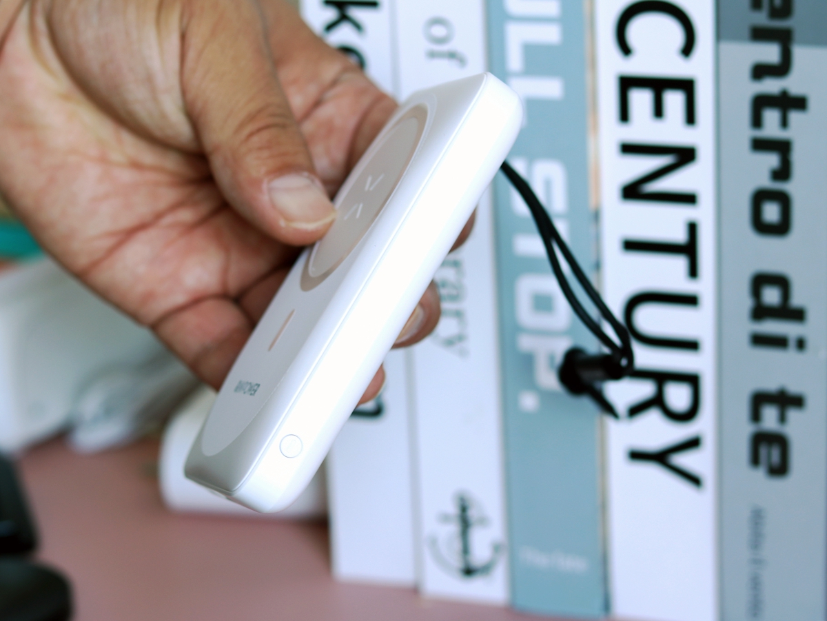 入手RAVPower磁吸充电宝，从此再也不用担心忘记带充电线了