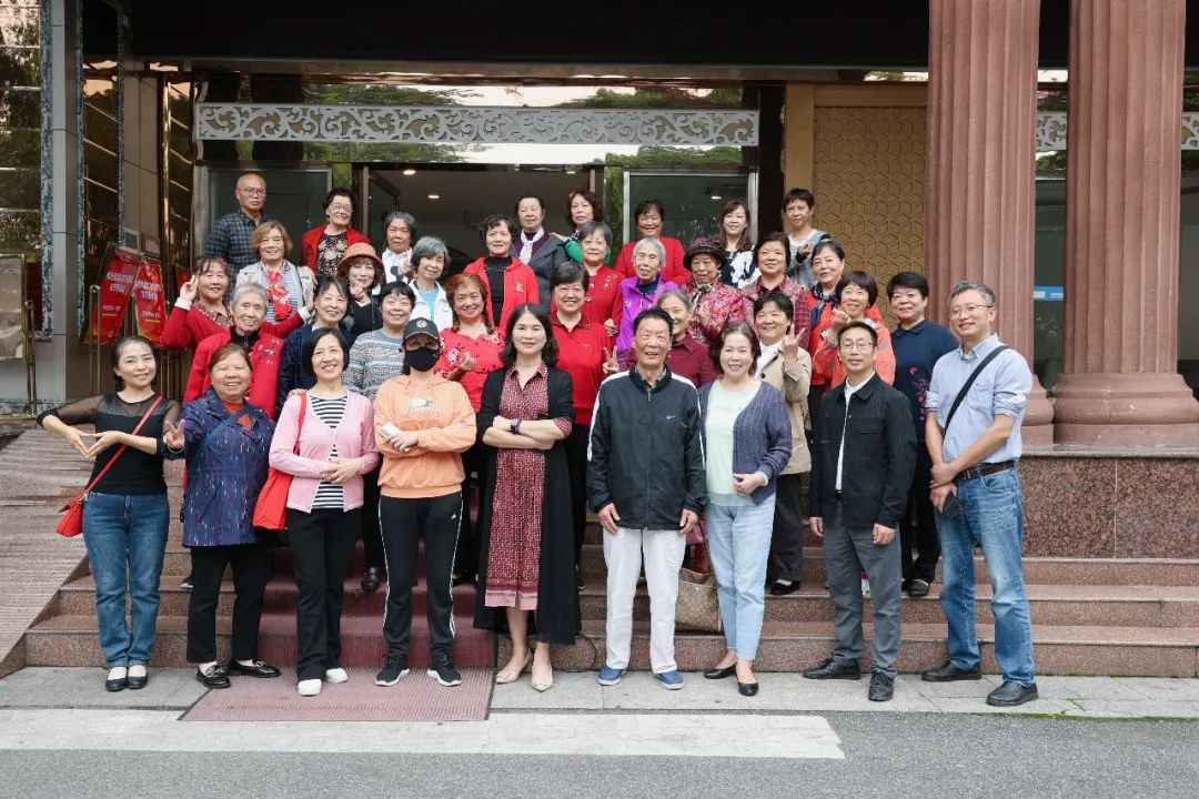 四川省德阳市东汽小学开展退休教师“迎重阳”庆祝活动