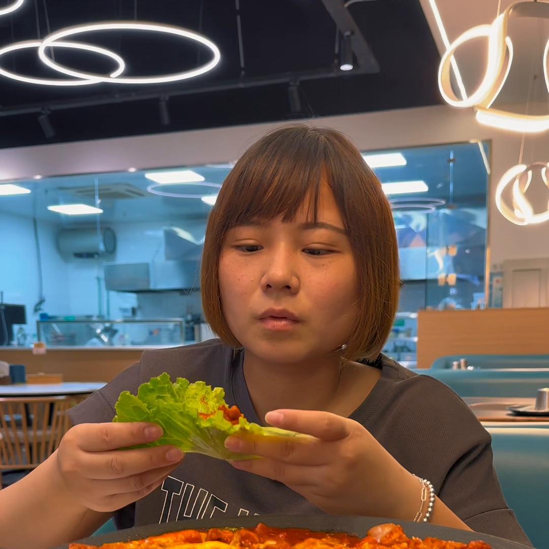 老板娘被整哭了？咱一边吃饭，一边吃瓜来！今天这个瓜真的...