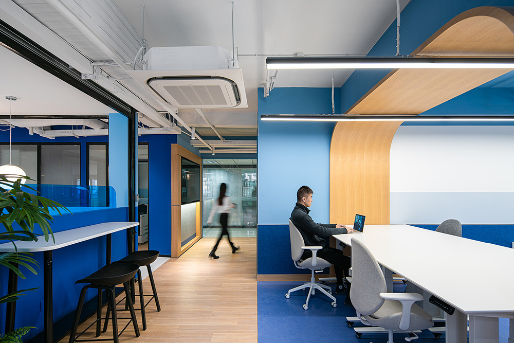 红蓝渐变手机游戏开发公司基辅办公设计欣赏