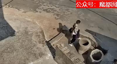 7岁女孩把4岁男童塞进深井,7岁女孩将4岁男童扔井里过程