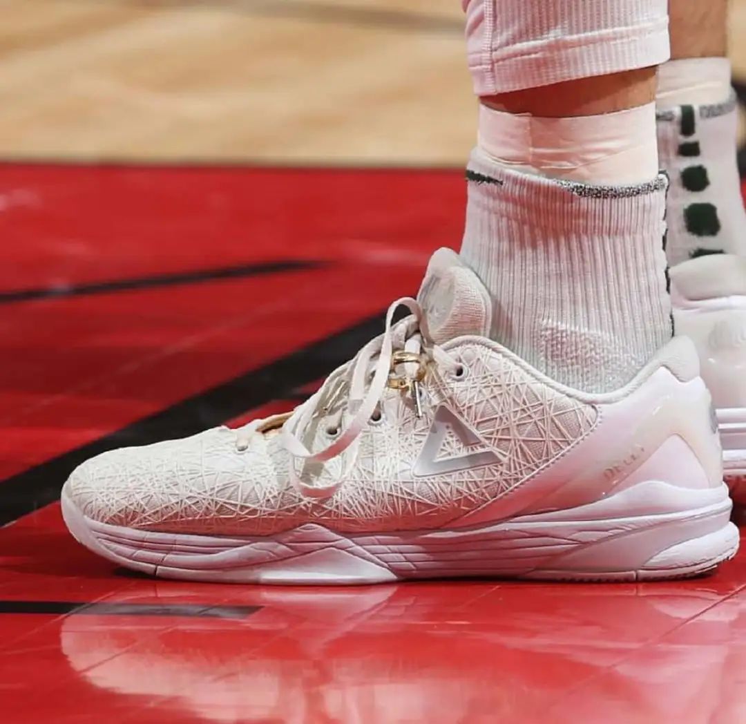 他才是匹克的良心代言人?一双签名鞋穿了六年!维金斯快学学吧